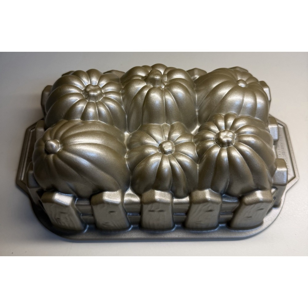 Nordic Ware Goldtone Pumpkin Harvest Loaf Pan 6 Cup 1.4L Fall Thanksgiving EUC - Picture 2 of 5